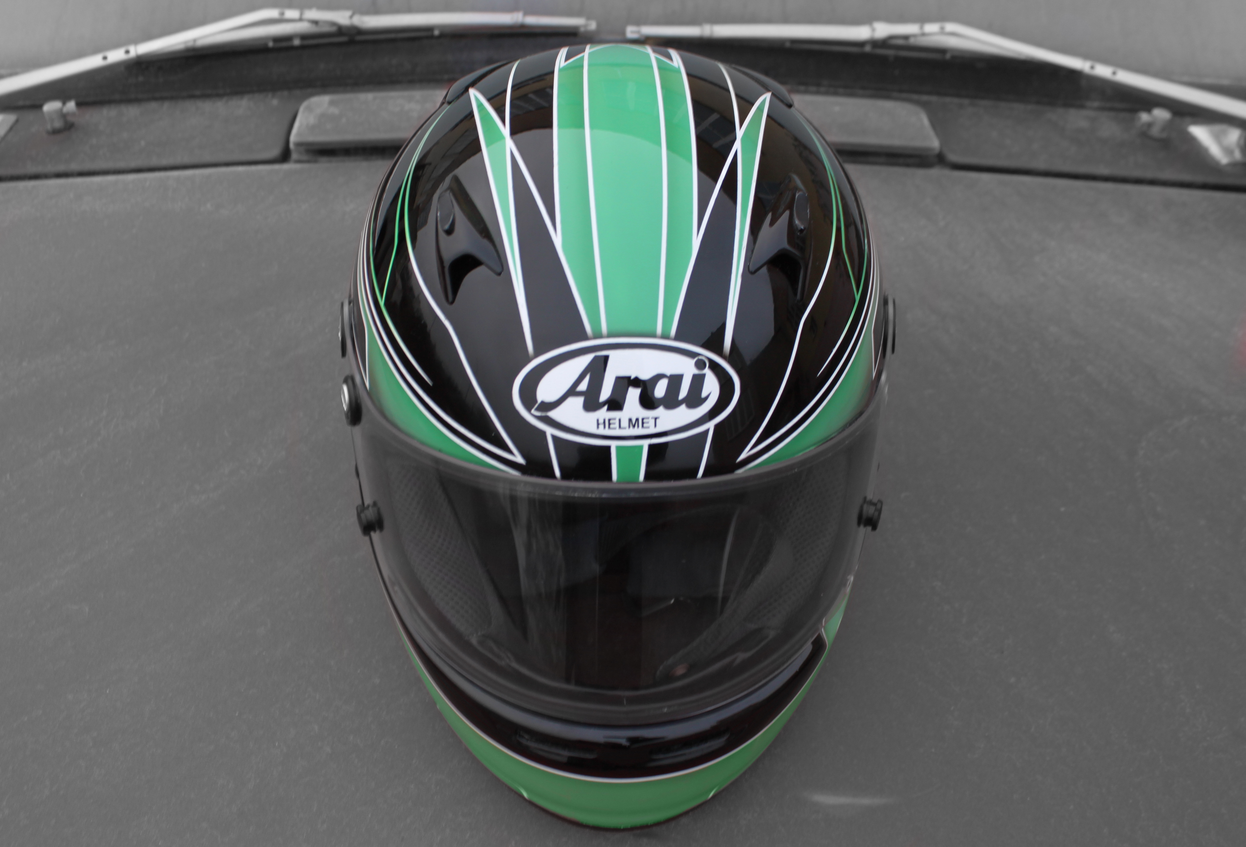 Кастом дизайн в стиле Tony Kart на шлеме ARAI для картинга 