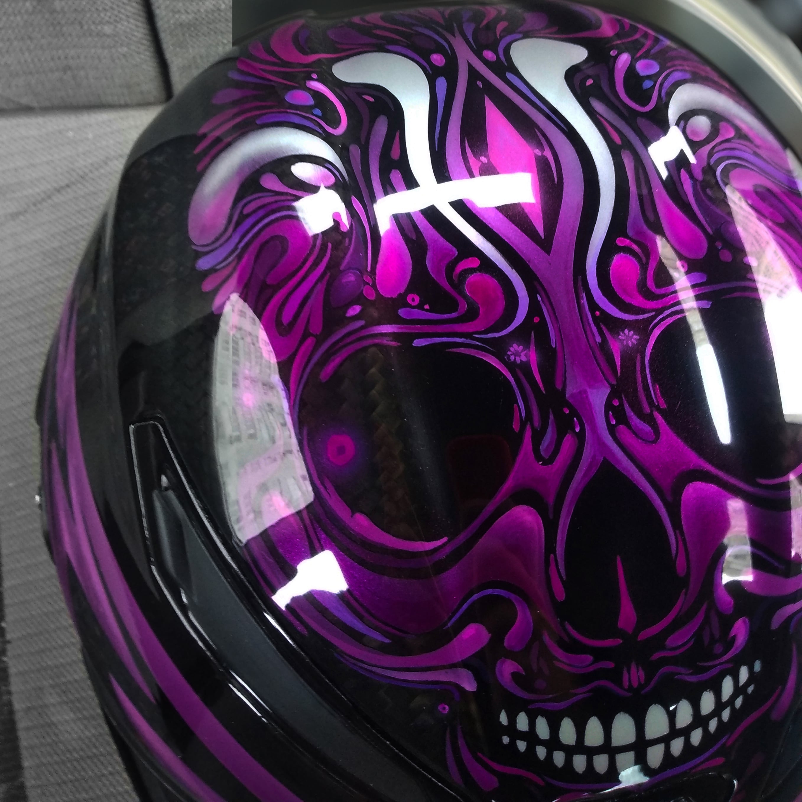 Аэрография Violet Santa Muerte на мотошлеме AGV