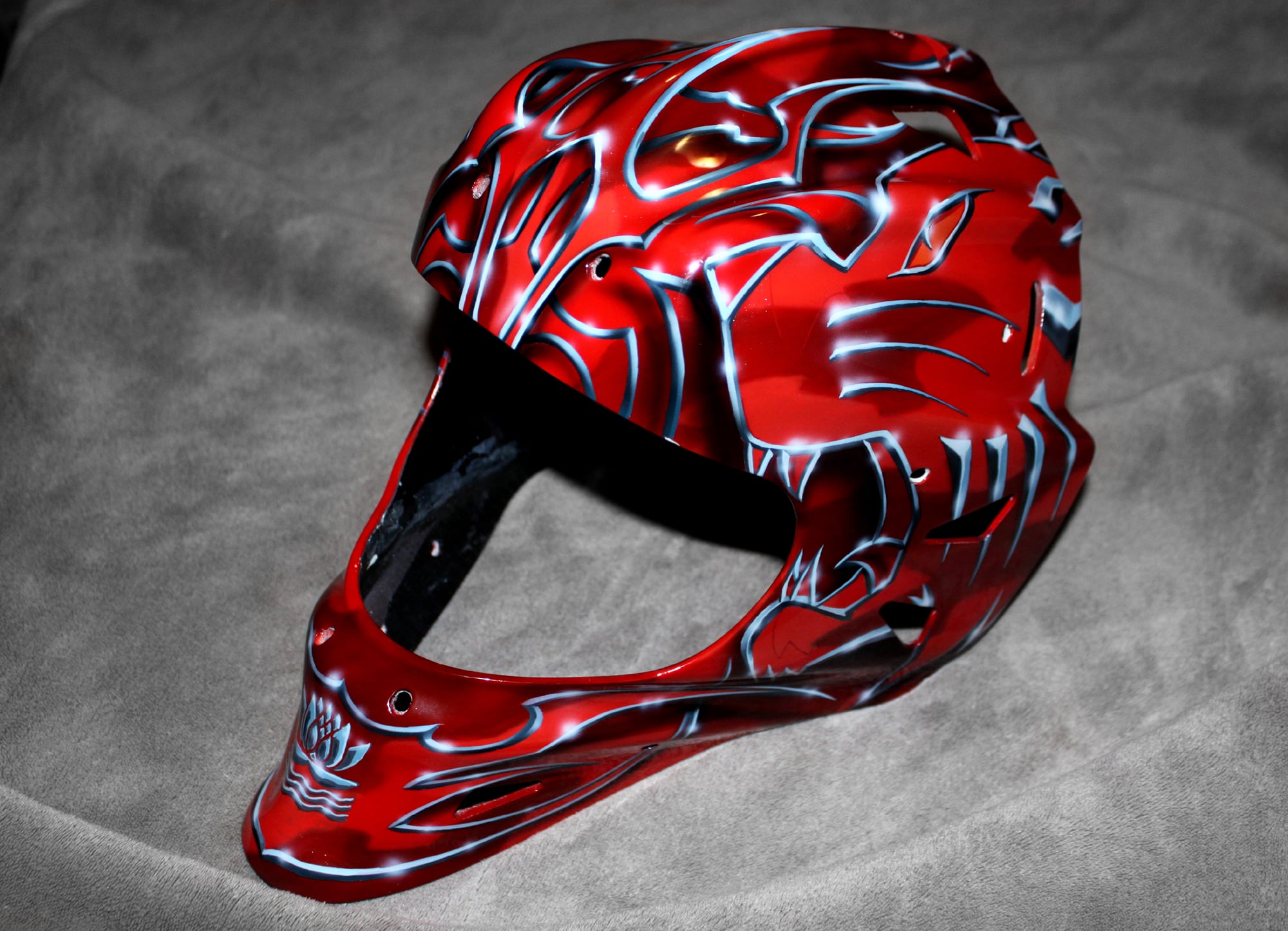 Дизайн и аэрография вратарского шлема Tribal Skull