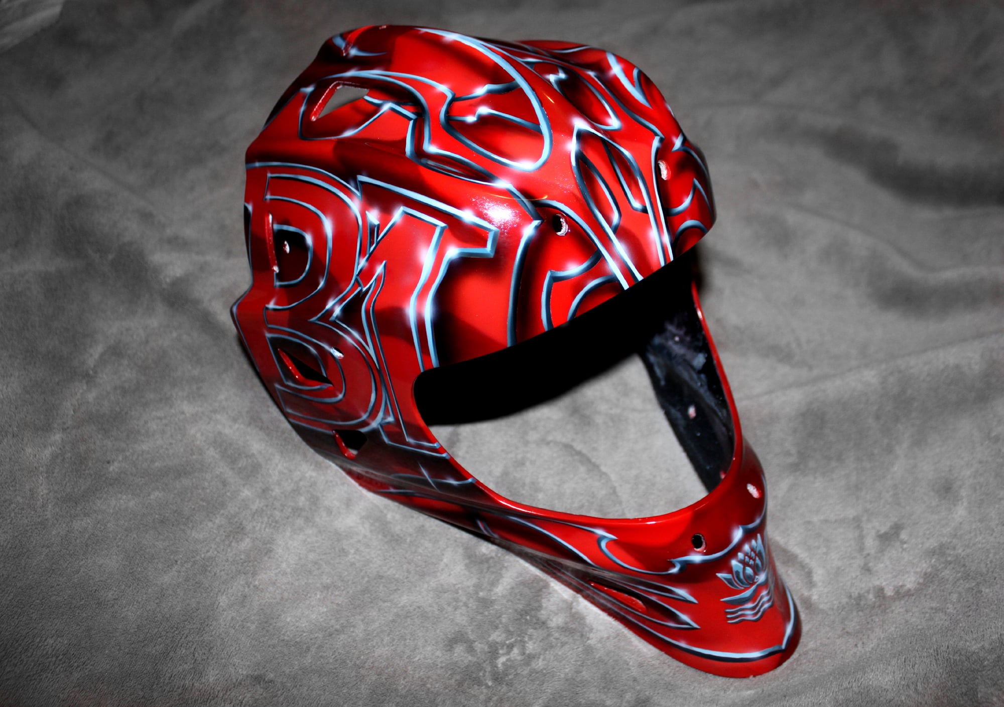 Дизайн и аэрография вратарского шлема Tribal Skull