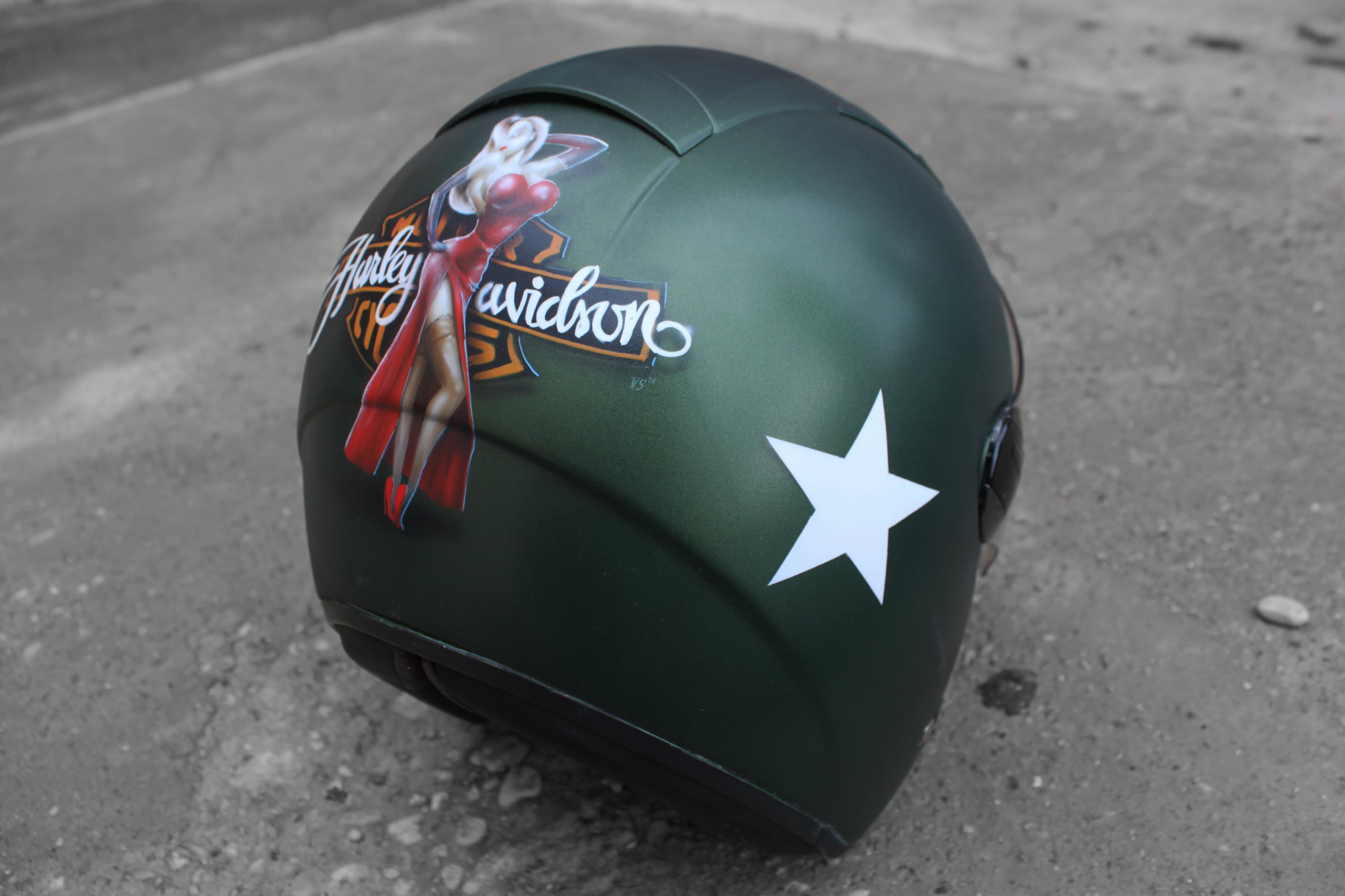 Аэрография мотошлема Harley Davidson Pin-up в винтажном стиле 