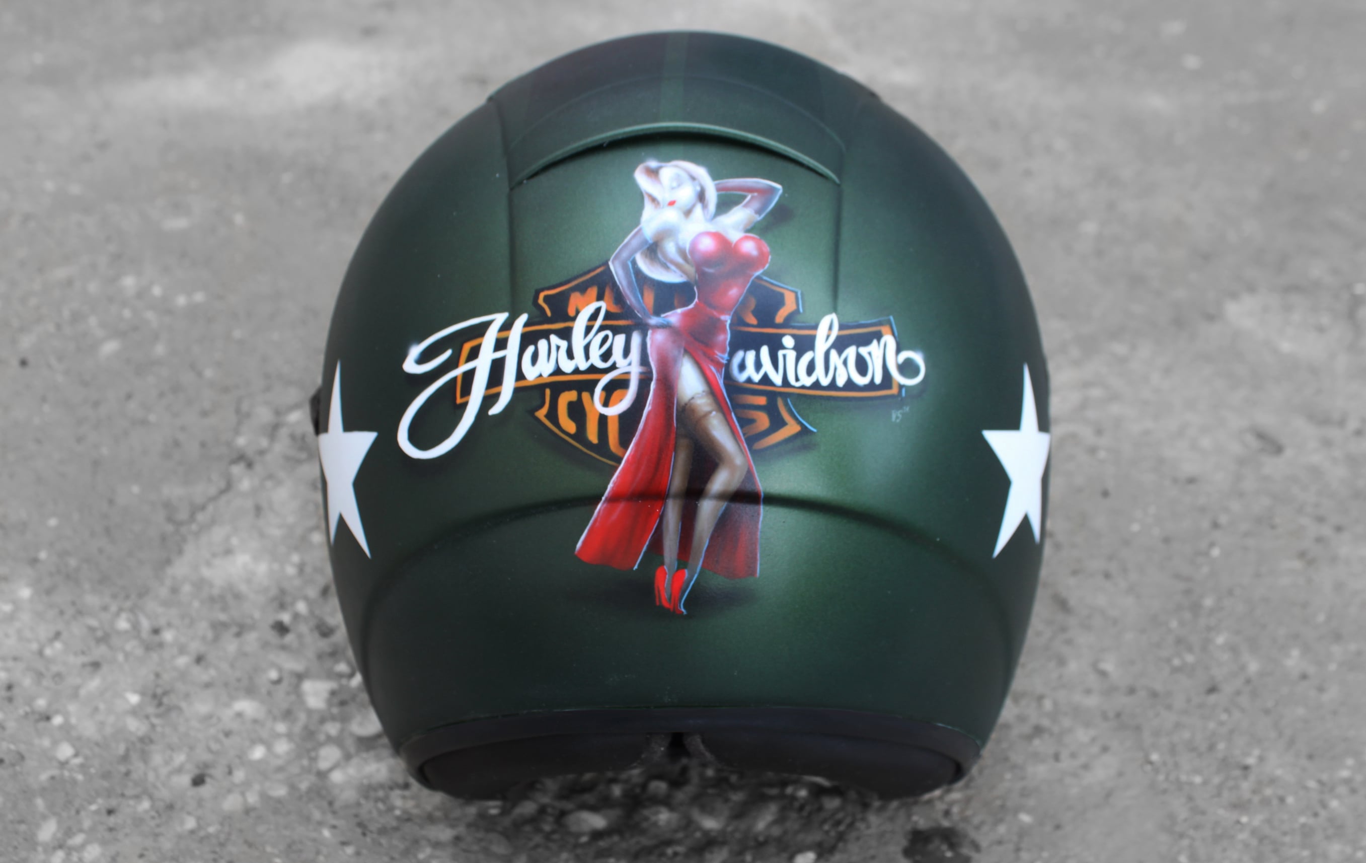 Аэрография мотошлема Harley Davidson Pin-up в винтажном стиле 