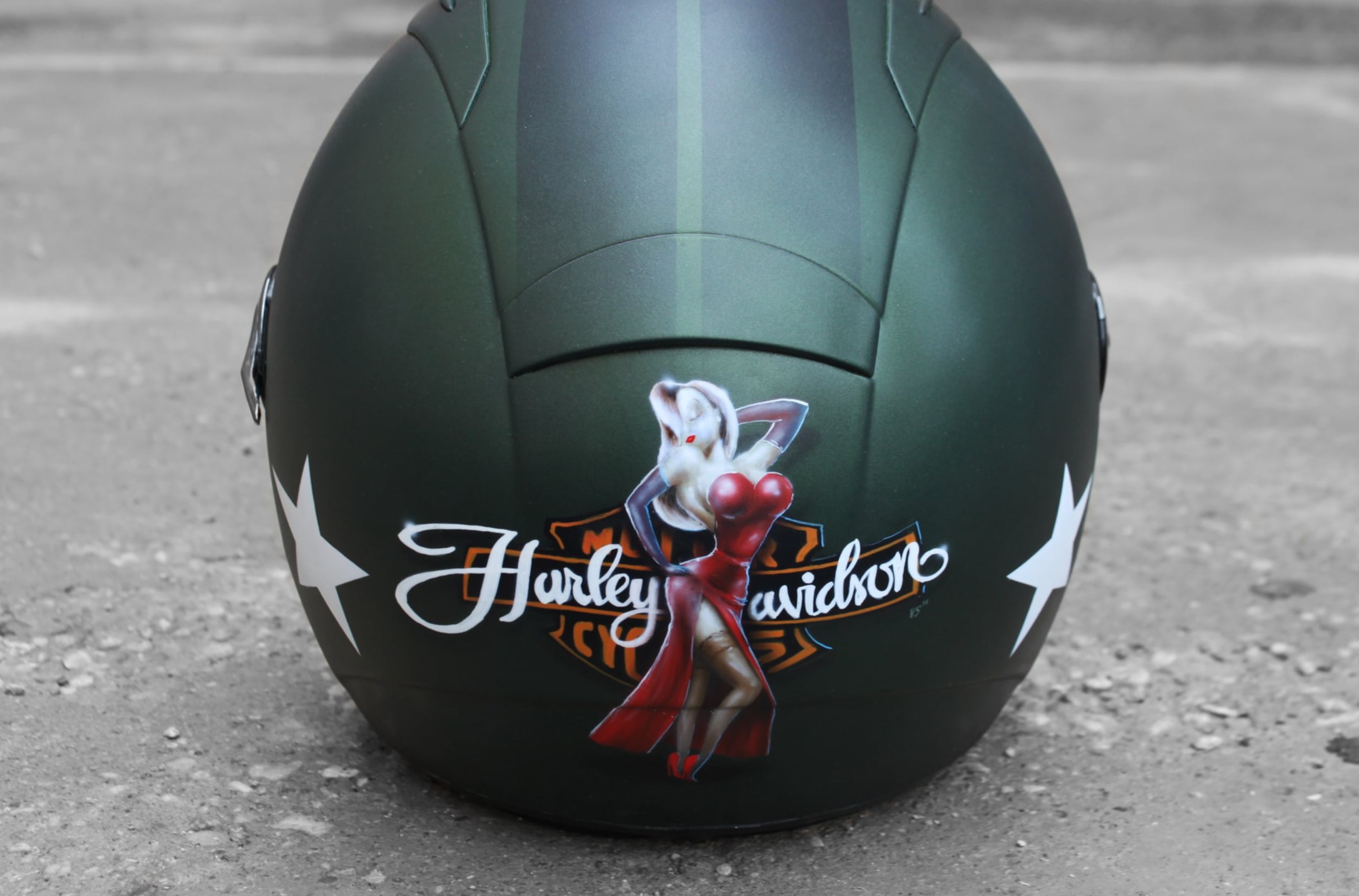 Аэрография мотошлема Harley Davidson Pin-up в винтажном стиле 