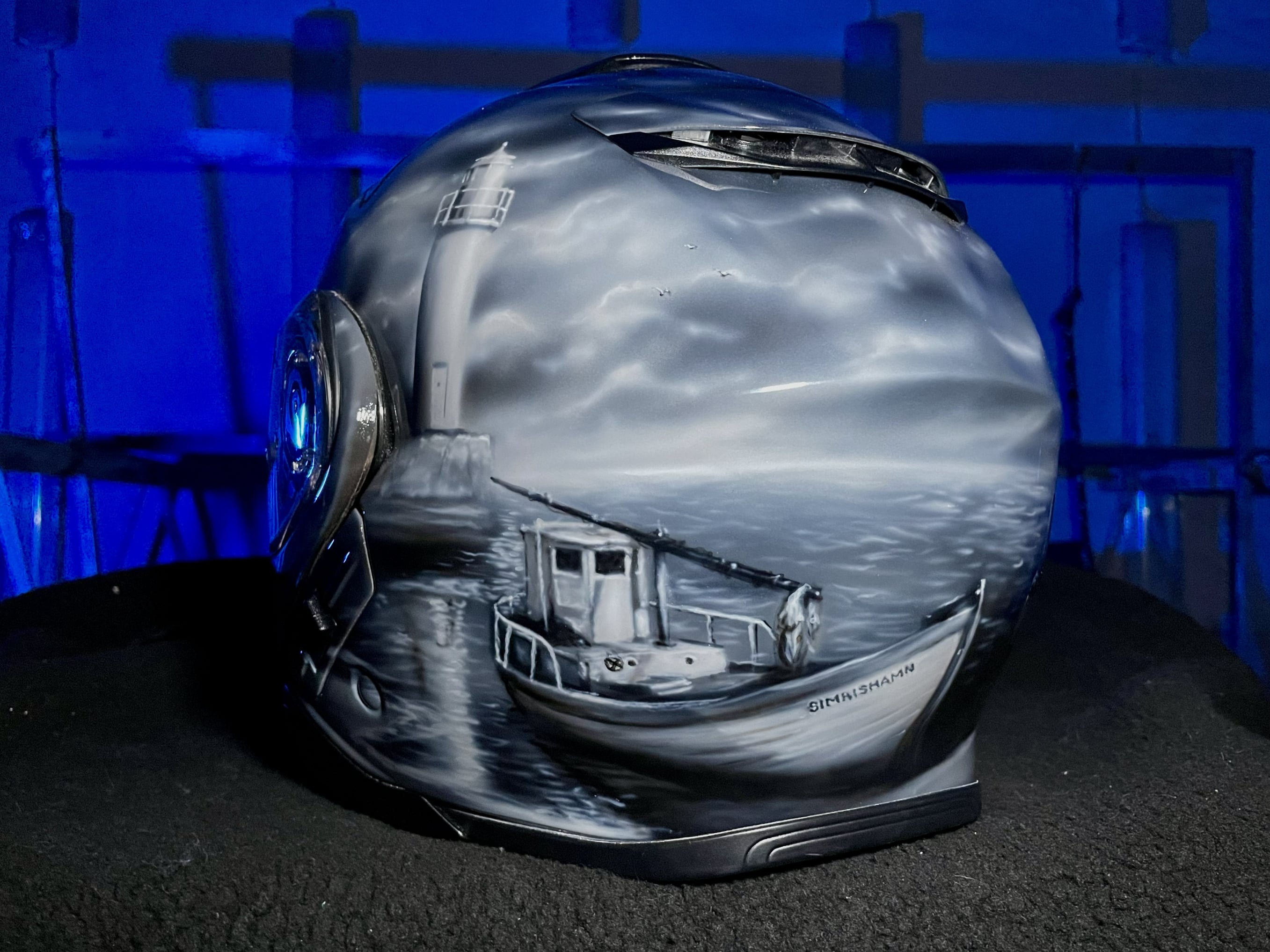 Монохромная аэрография на мотошлеме BMW маяк Simrishamn