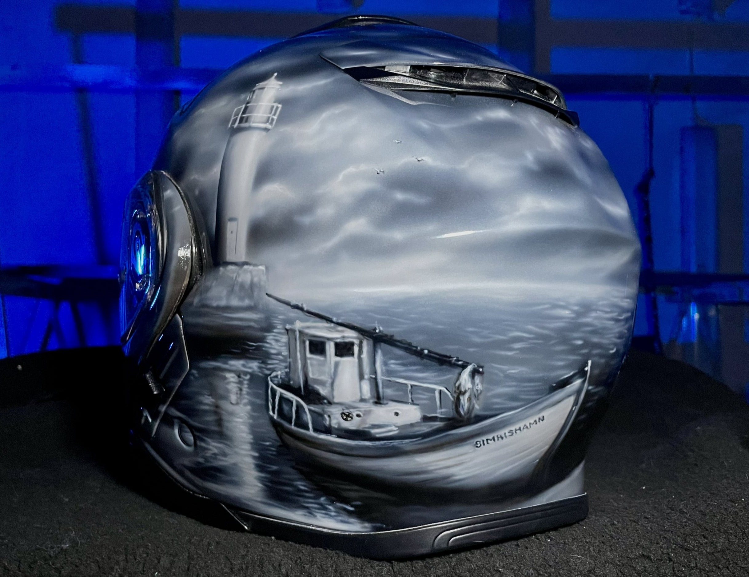 Монохромная аэрография на мотошлеме BMW маяк Simrishamn