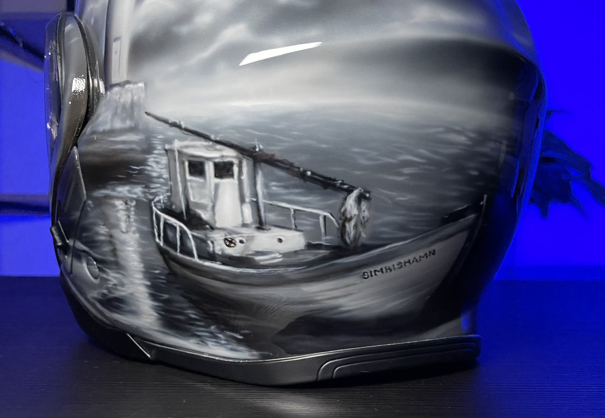 Монохромная аэрография на мотошлеме BMW маяк Simrishamn