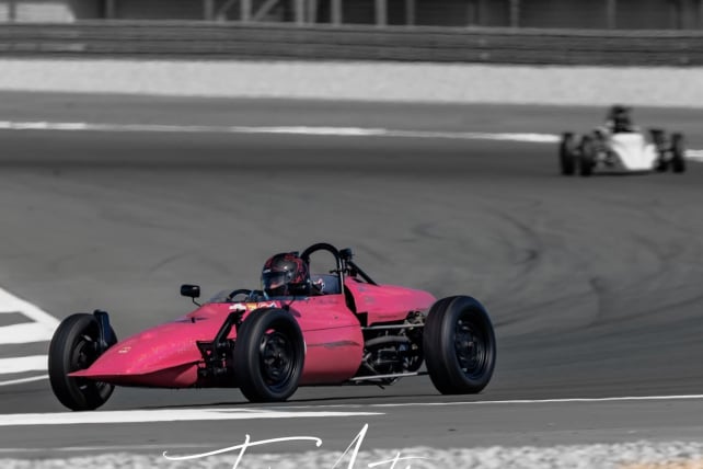 Ретро дизайн гоночного шлема SPARCO настоящий пинстрайпинг для участия в Formula Vee