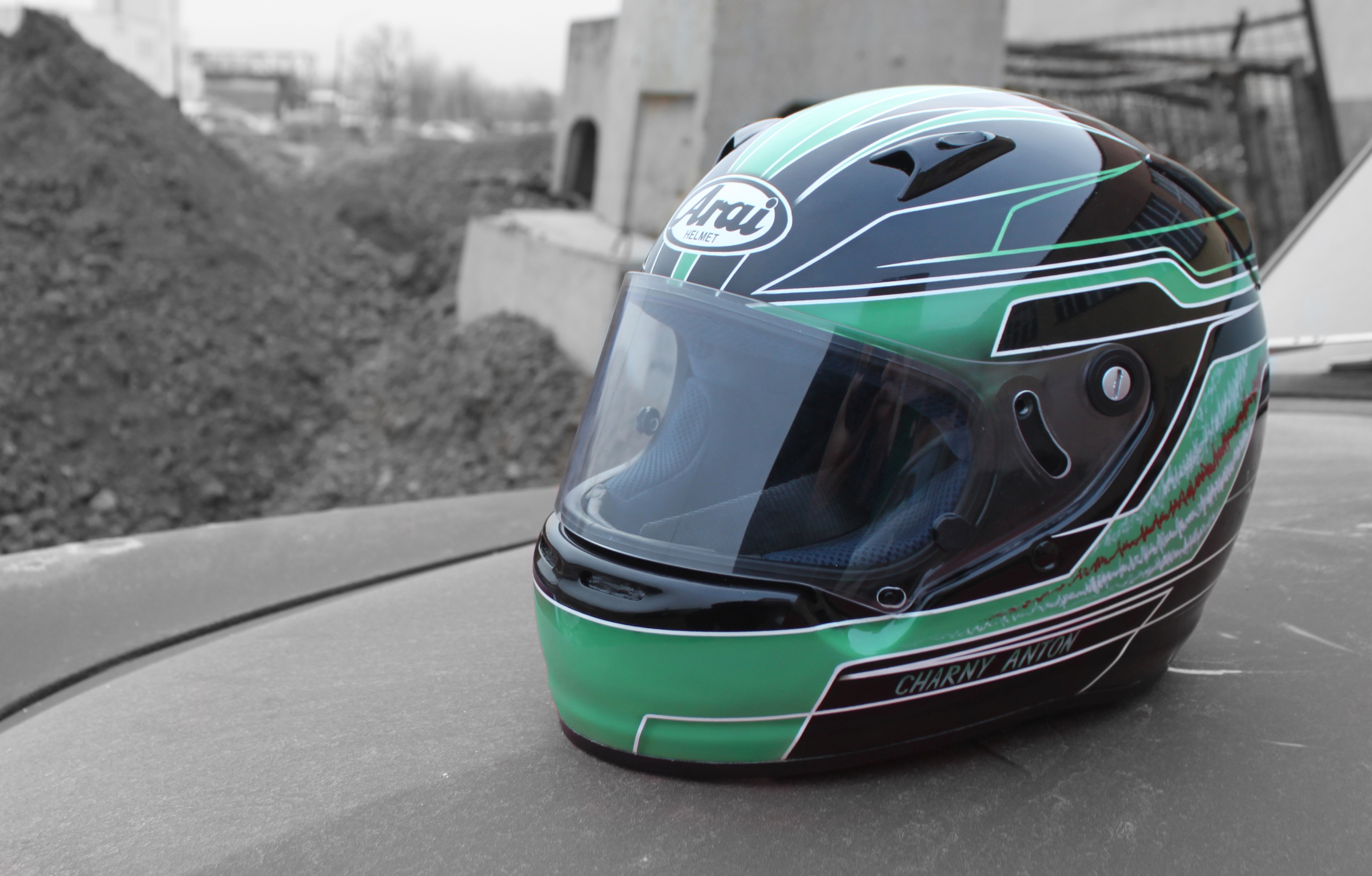 Кастом дизайн в стиле Tony Kart на шлеме ARAI для картинга 